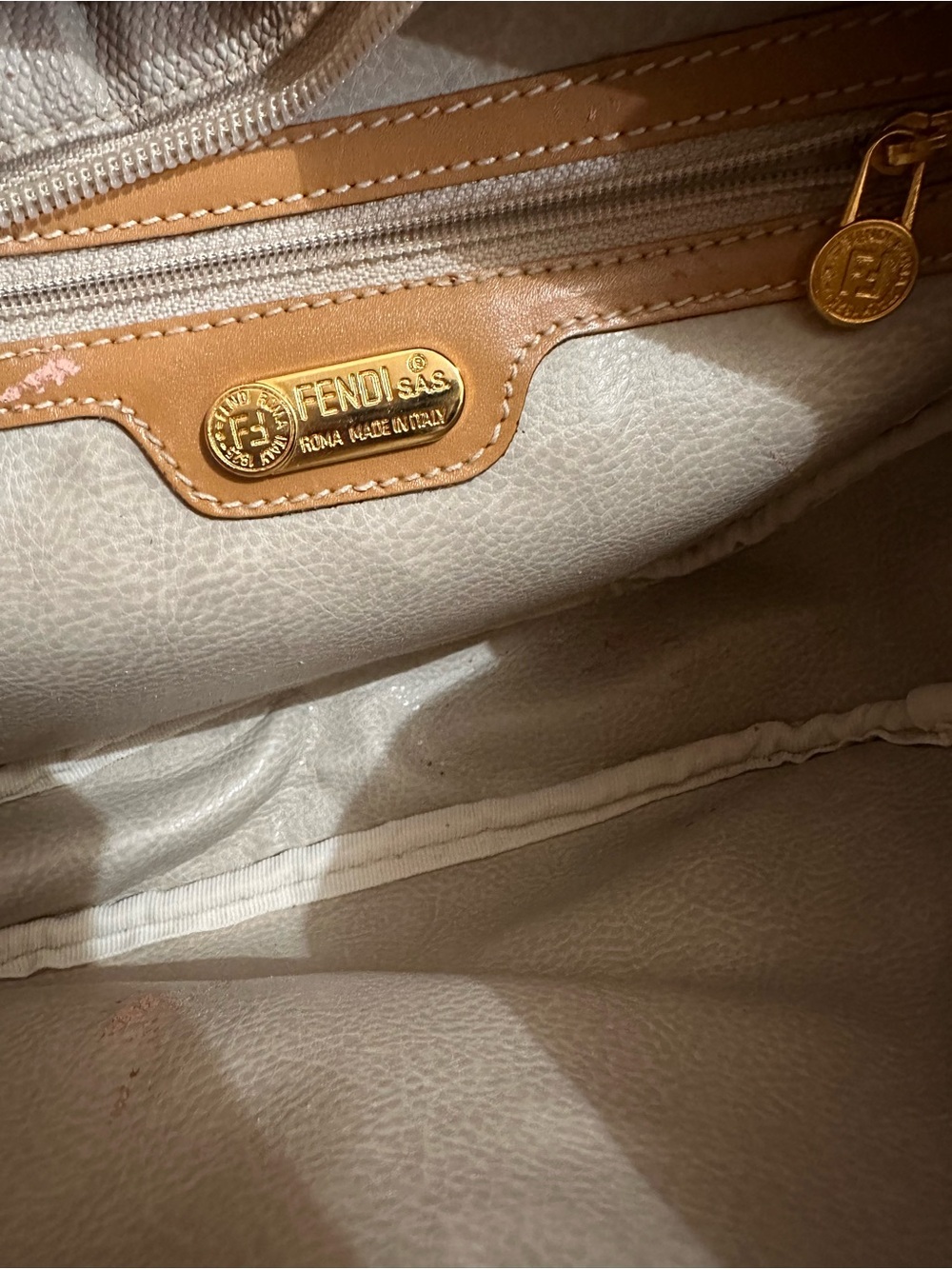 💯 Authentic Fendi Cream and Tan Leather-Trim Saddle Bag - Old and worn. - Picture 3 of 9